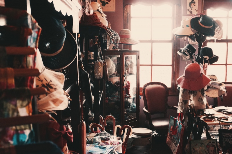 couture-LE CASTELLET-min_hat_shop_interior_window_umbrella-78198